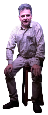 Santiago, fundador de Parlanchines, sentado en un taburete durante una sesión práctica para enseñar a perder el miedo a hablar en público.