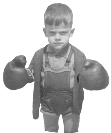 Foto de infancia de Santiago, fundador de Parlanchines, con guantes de boxeo, ilustrando la actitud para superar el miedo a hablar en público.